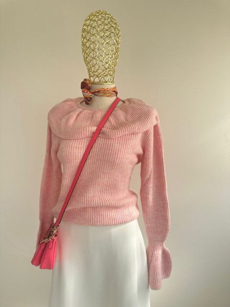 بلوزة صوف بقصة مميزة باللون الزهري